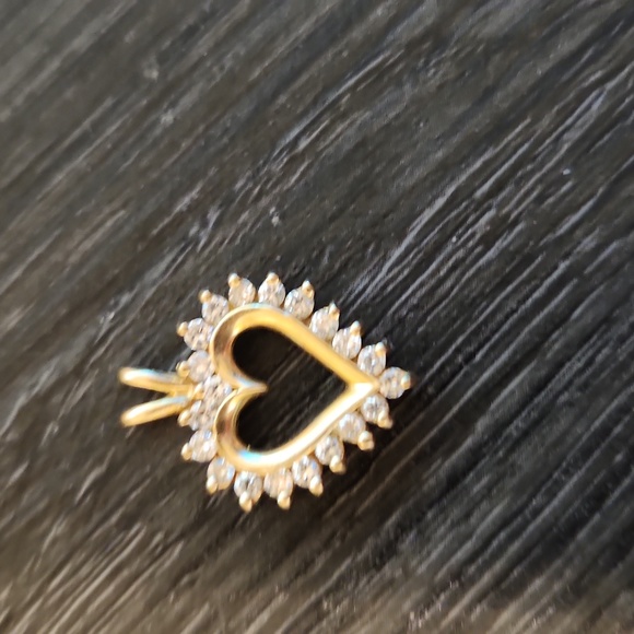 Jewelry - 10k diamond heart pendant